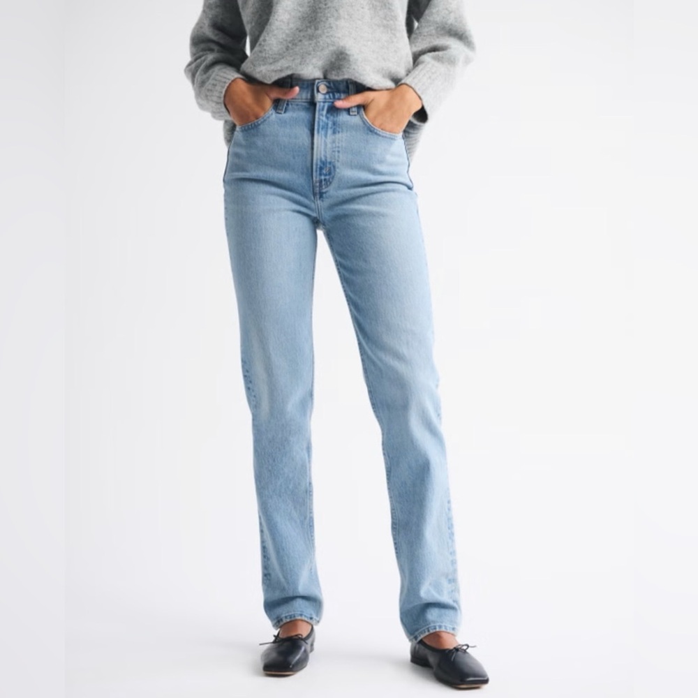 Abercrombie & Fitch Women’s Light Wash Ultra High Rise 90s Straight Jeans